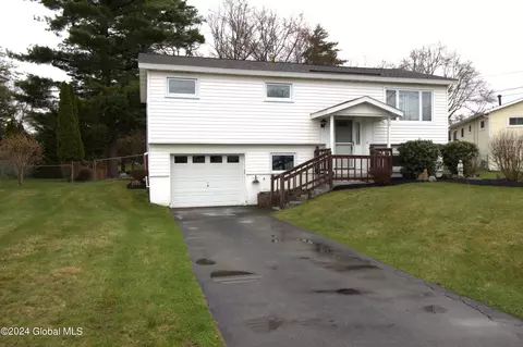 4 Steve Ln, Albany, NY 12205