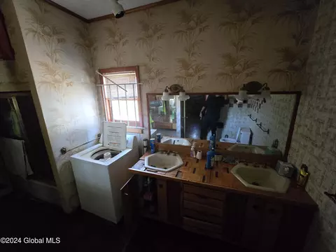 Bath - 2185 Lenox Rd, Schenectady, NY 12308 photo 2 of 2