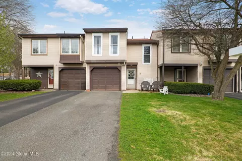 4 Kensington Sq, Cohoes, NY 12047