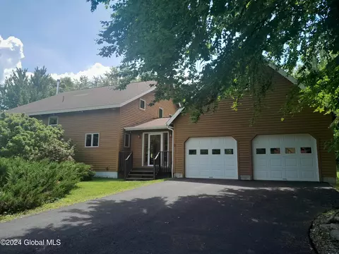 3 Sky Trl, Edinburg, NY 12134