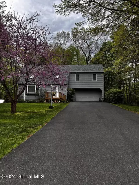 11 Arbor Ln, Clifton Park, NY 12065