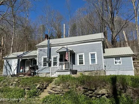 37 Armsby Rd, Petersburgh, NY 12138