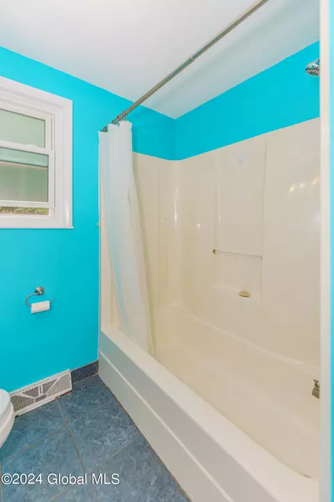 Bath - 3162 E Lydius St, Schenectady, NY 12303 photo 4 of 4