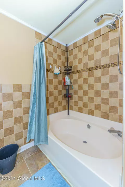 Bath - 3162 E Lydius St, Schenectady, NY 12303 photo 2 of 4