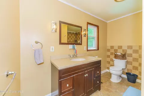 Bath - 3162 E Lydius St, Schenectady, NY 12303 photo 1 of 4