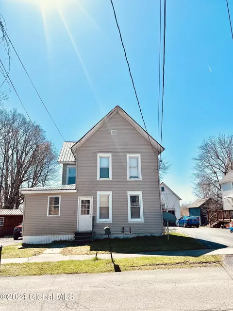9 1st Ave, Mayfield, NY 12117