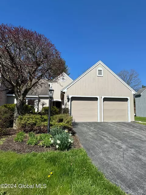 5 Greystone Dr, Voorheesville, NY 12186