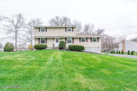 3 Bayberry Dr, Halfmoon, NY 12065