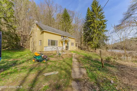 129 Brandywine Ln, Esperance, NY 12066