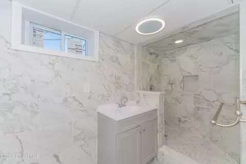 Bath - 442 Eleanor St, Schenectady, NY 12306 photo 2 of 5