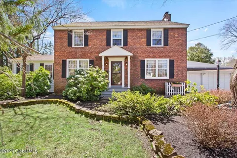 28 Saratoga Dr, Glenville, NY 12302
