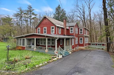 25 Goldfoot Rd, Round Lake, NY 12151