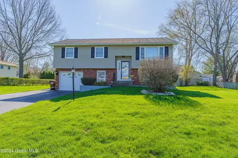 9 Belmont Ct, Selkirk, NY 12158