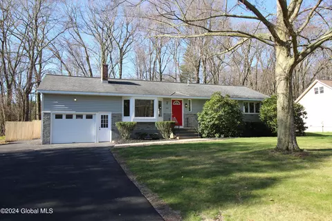 12 Guilder Pl, Ballston Lake, NY 12019