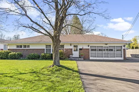 4 James Dr, Loudonville, NY 12211