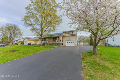 10 Fireside Ln, Latham, NY 12110