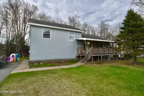 13 White St, Corinth, NY 12822