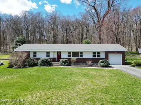 28 Denison Rd, Schenectady, NY 12309