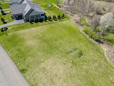 1 Elena Ct # -3, Halfmoon, NY 12065