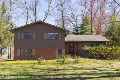 17 Cedarwood Dr, Queensbury, NY 12804