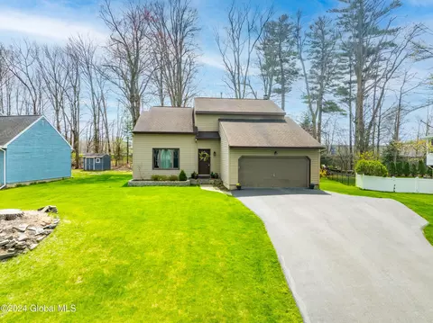 29 Laura Dr, Latham, NY 12110