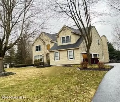 84 Robinwood Dr, Clifton Park, NY 12065