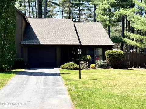 14 Margaret Dr, Queensbury, NY 12804