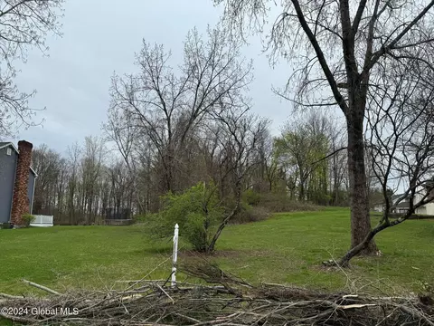 16 Kestner Ln, Troy, NY 12180