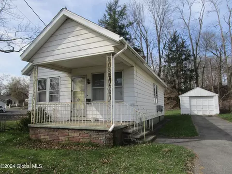 1824 Watt St, Schenectady, NY 12304