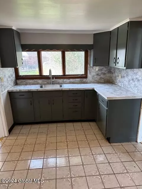 Kitchen - 329 Eleventh St, Schenectady, NY 12306 photo 2 of 3