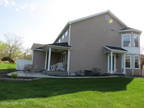 36 Patroon Pointe Dr, Rensselaer, NY 12144