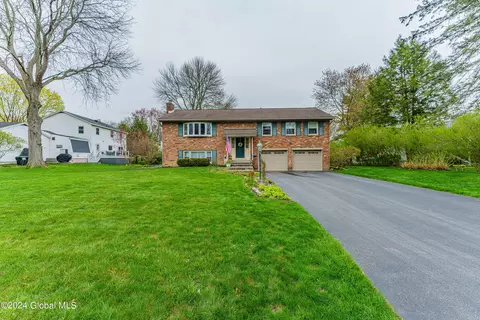 1176 Fernwood Dr, Niskayuna, NY 12309