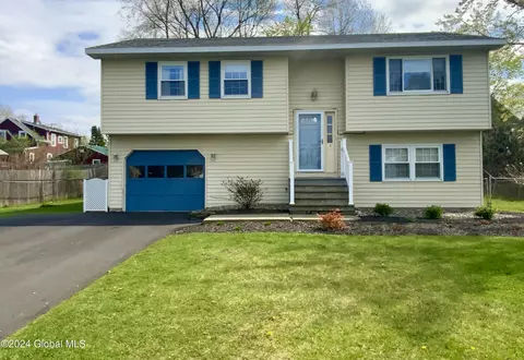 15 Deerfield Dr, Cohoes, NY 12047