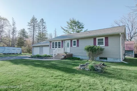 1295 Maple Hill Rd, Castleton On Hudson, NY 12033 photo 3