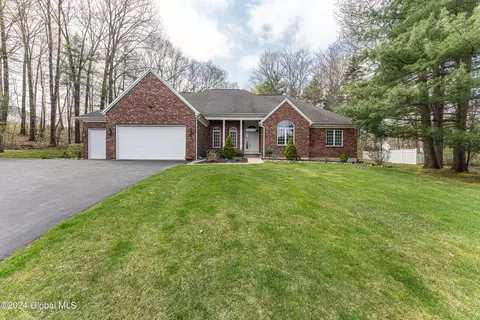 15 Tulip Tree Ln, Niskayuna, NY 12309