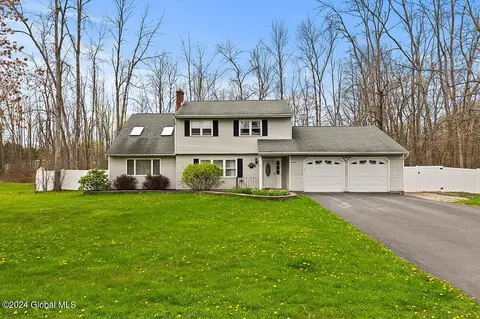 11 Pinewood Dr, Ballston Lake, NY 12019