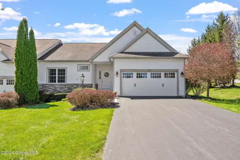 29 Hampton Cir, Mechanicville, NY 12118