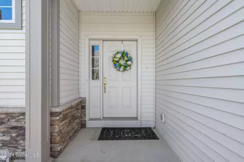 29 Hampton Cir, Mechanicville, NY 12118 photo 2
