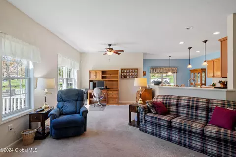 29 Hampton Cir, Mechanicville, NY 12118 photo 5