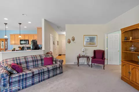 29 Hampton Cir, Mechanicville, NY 12118 photo 8