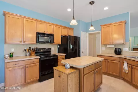 29 Hampton Cir, Mechanicville, NY 12118 photo 10