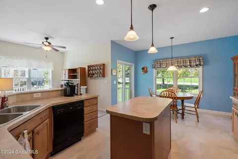 29 Hampton Cir, Mechanicville, NY 12118 photo 9