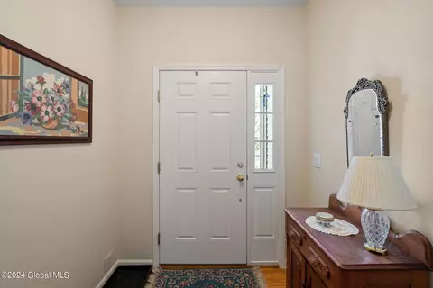 29 Hampton Cir, Mechanicville, NY 12118 photo 3
