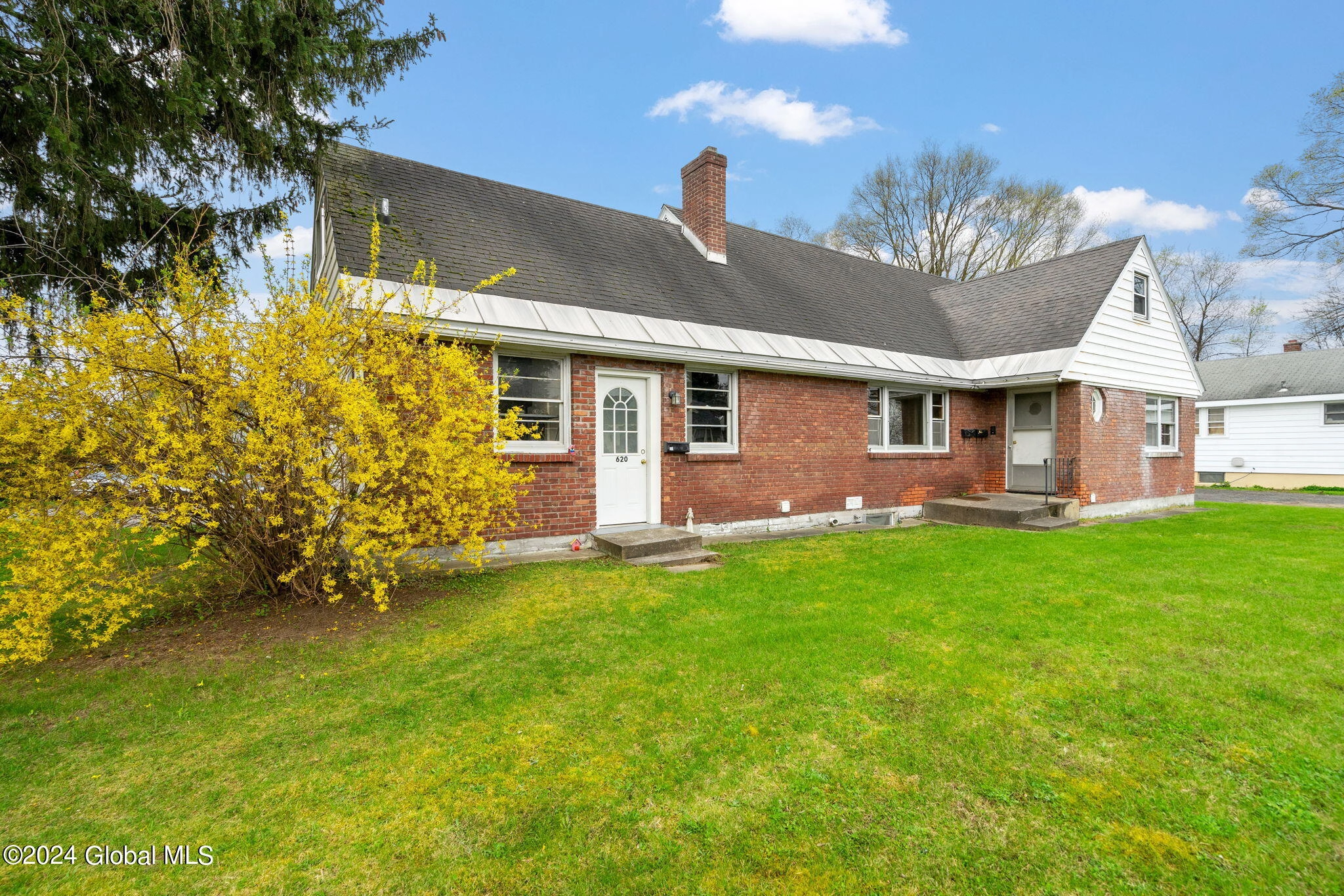 618 Curry Rd, Schenectady, NY 12306 photo 2