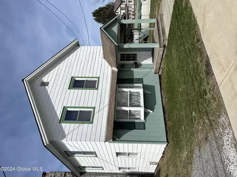 5 6th St, Corinth, NY 12822