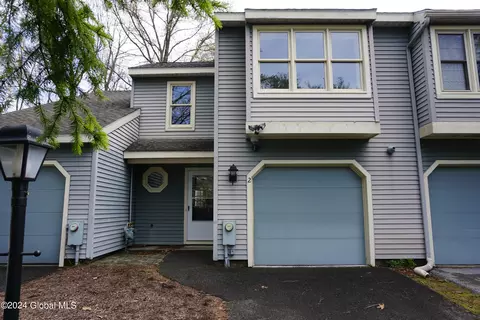 2 Flintlock Ln, Halfmoon, NY 12065 photo 1