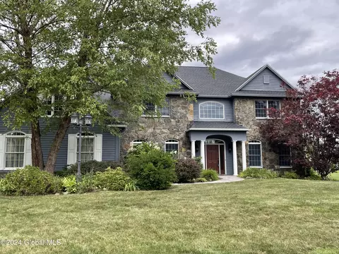8 Shelbourne Dr, Loudonville, NY 12211