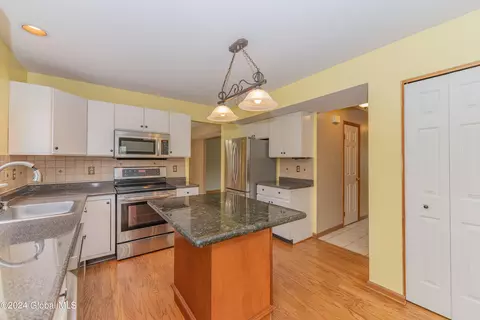Kitchen - 3 Commons Blvd, Halfmoon, NY 12065 photo 3 of 4