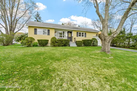 5 Blue Creek Ln, Latham, NY 12110