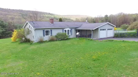 4 Brimanda Ln, Ravena, NY 12143